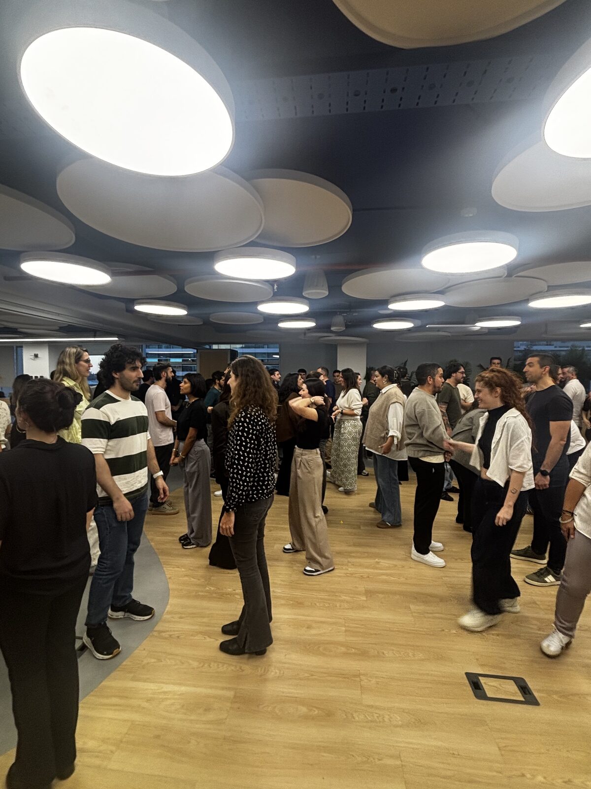 Equipo de empresa mezclándose y conversando en una jornada de team building