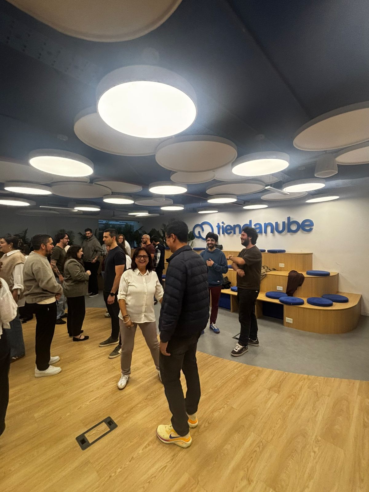 Grupo conectando durante una experiencia de team building