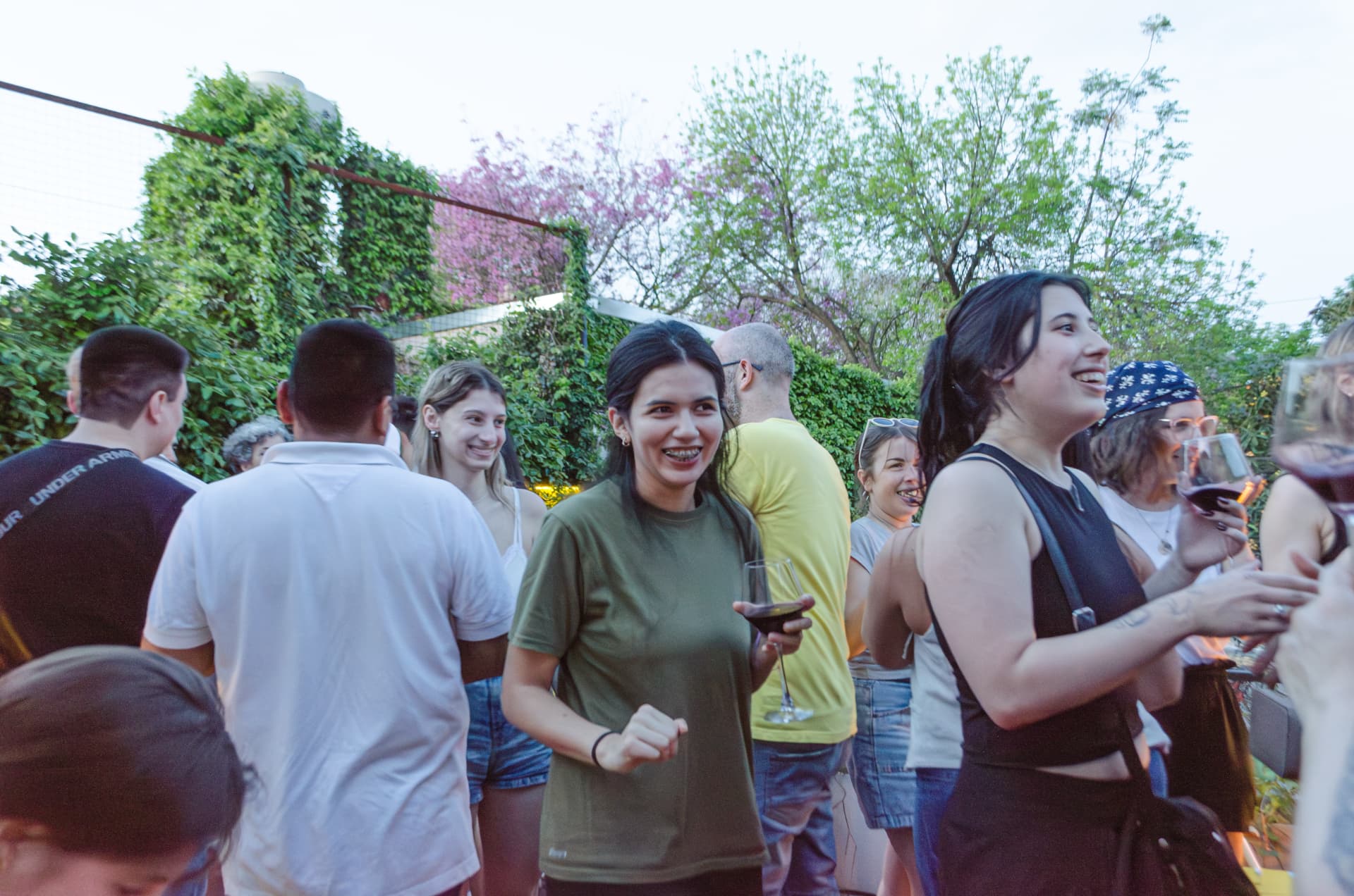 Personas conectando y conversando en una dinámica de equipo al aire libre