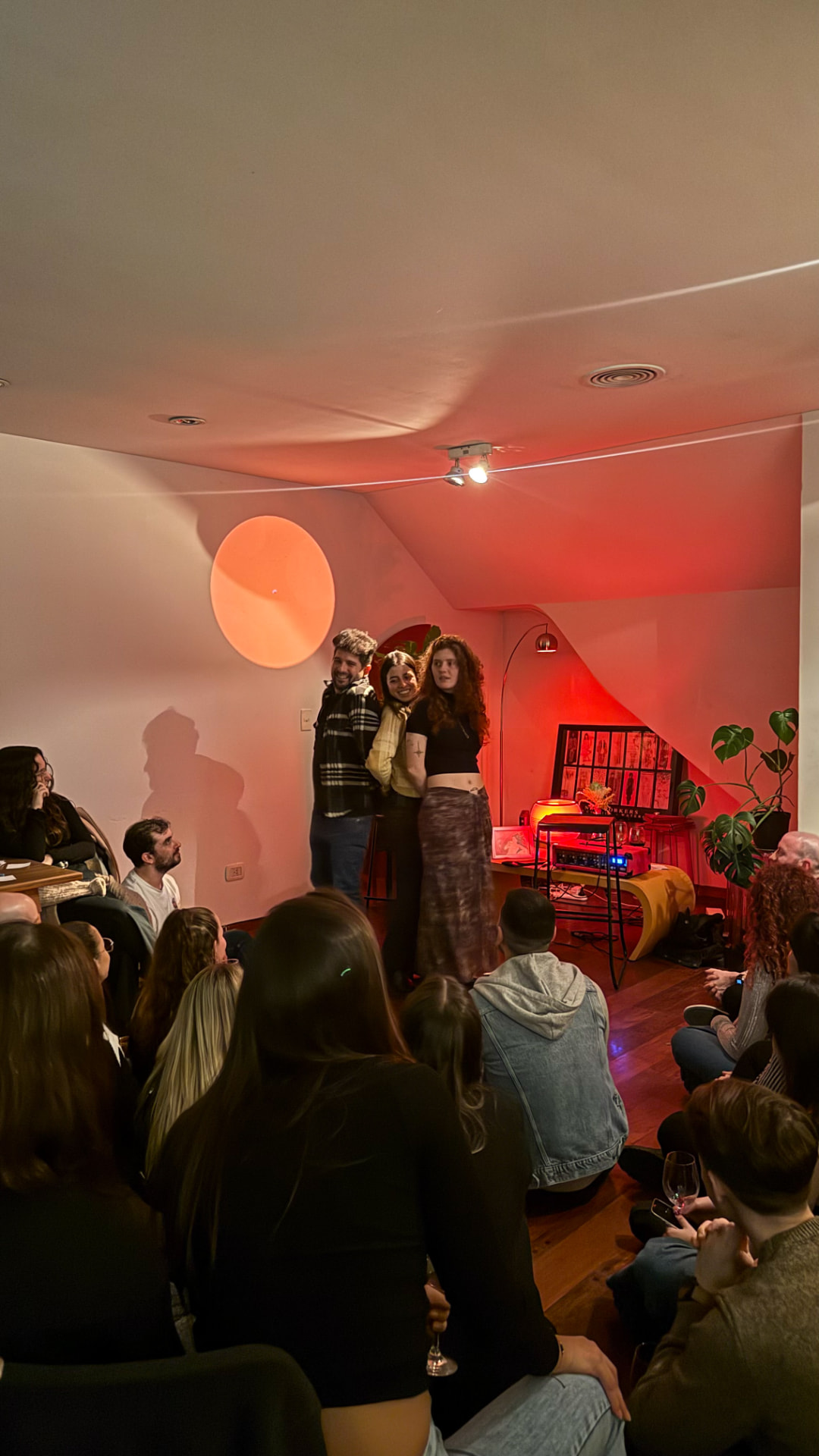 Participantes sobre el escenario en una experiencia de team building